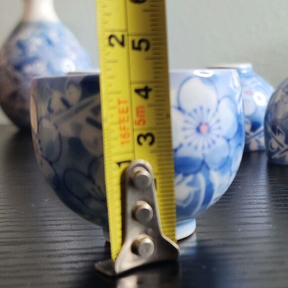 Vintage Sake Tea Set Blue Flowers Cobalt Blue Porcelain 5 Cups 2 Bottles w/ Case - Picture 9 of 11